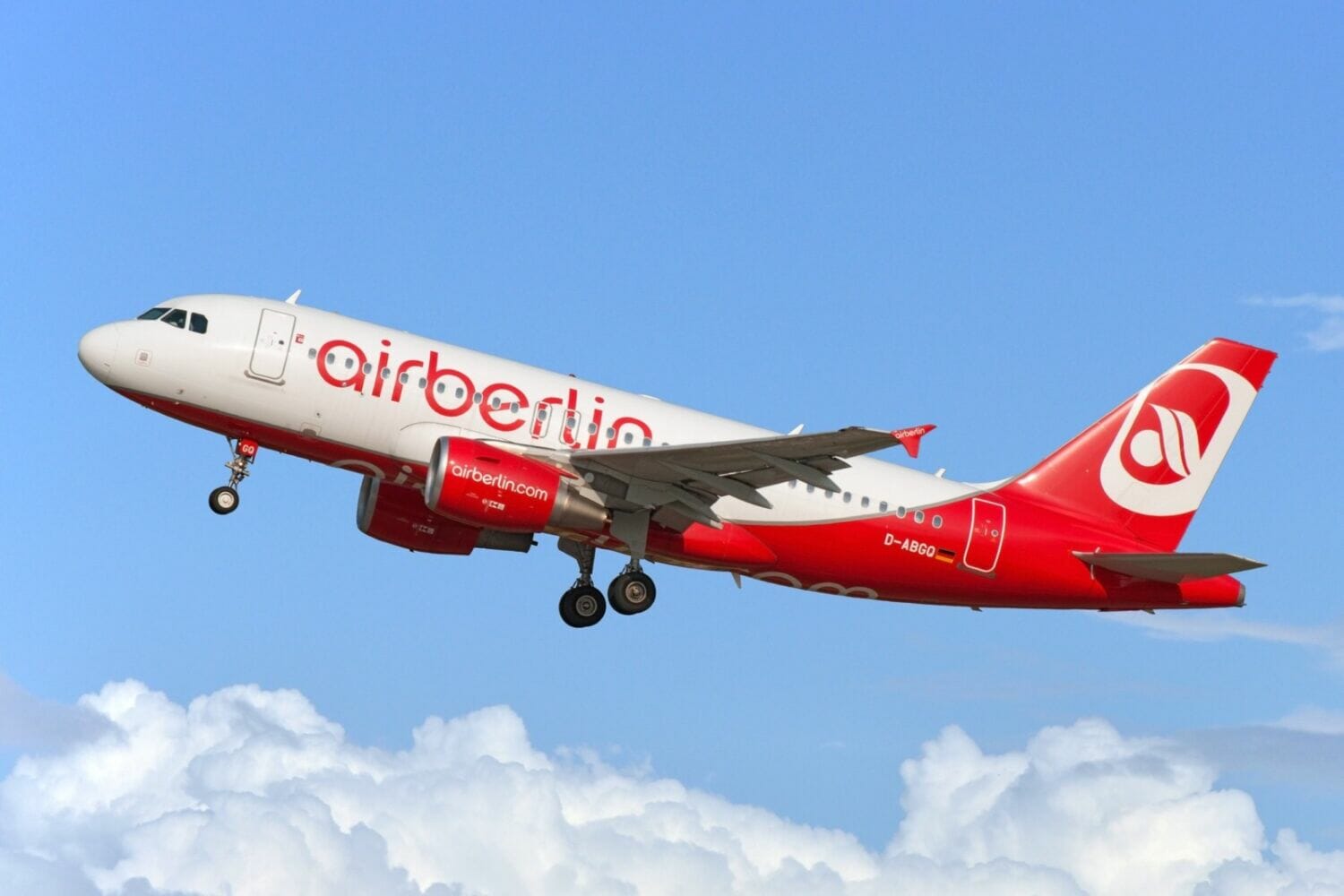 Самолет в берлин. Эйр Берлин авиакомпания. Air Berlin a320. Авиакомпания Air Berlin: банкротство, воздушный парк. Берлин с самолета.