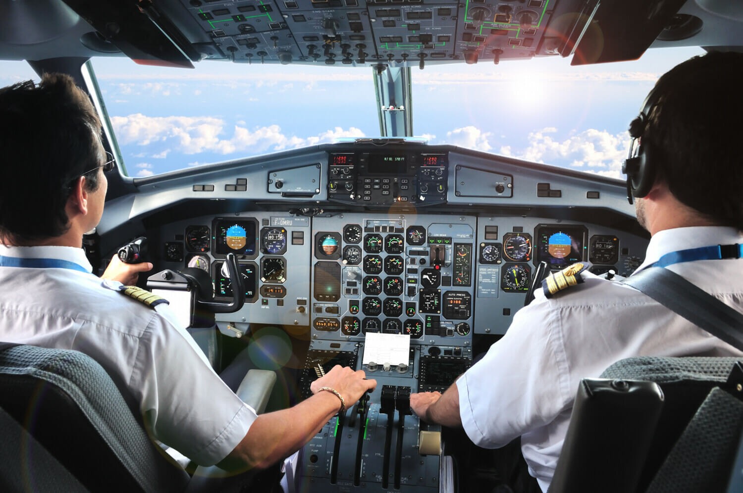 WHATS INSIDE AN AIRLINE PILOTS BAG IN 2021?! 