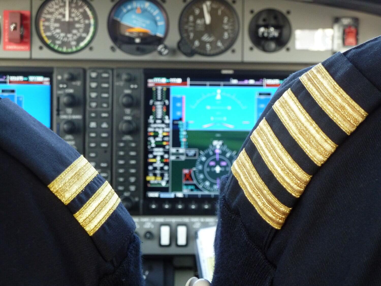 about-flightdeckfriend-becoming-an-airline-pilot-flight-crew